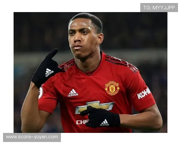 24号足球球星的风采与成就解析：从经典球员到现代巨星的演变